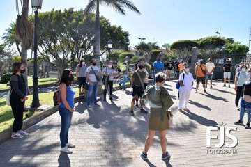 Protesta de los trabajadores del Paco Artiles y encuentro al aire libre con el alcalde en Arnao/TA.
